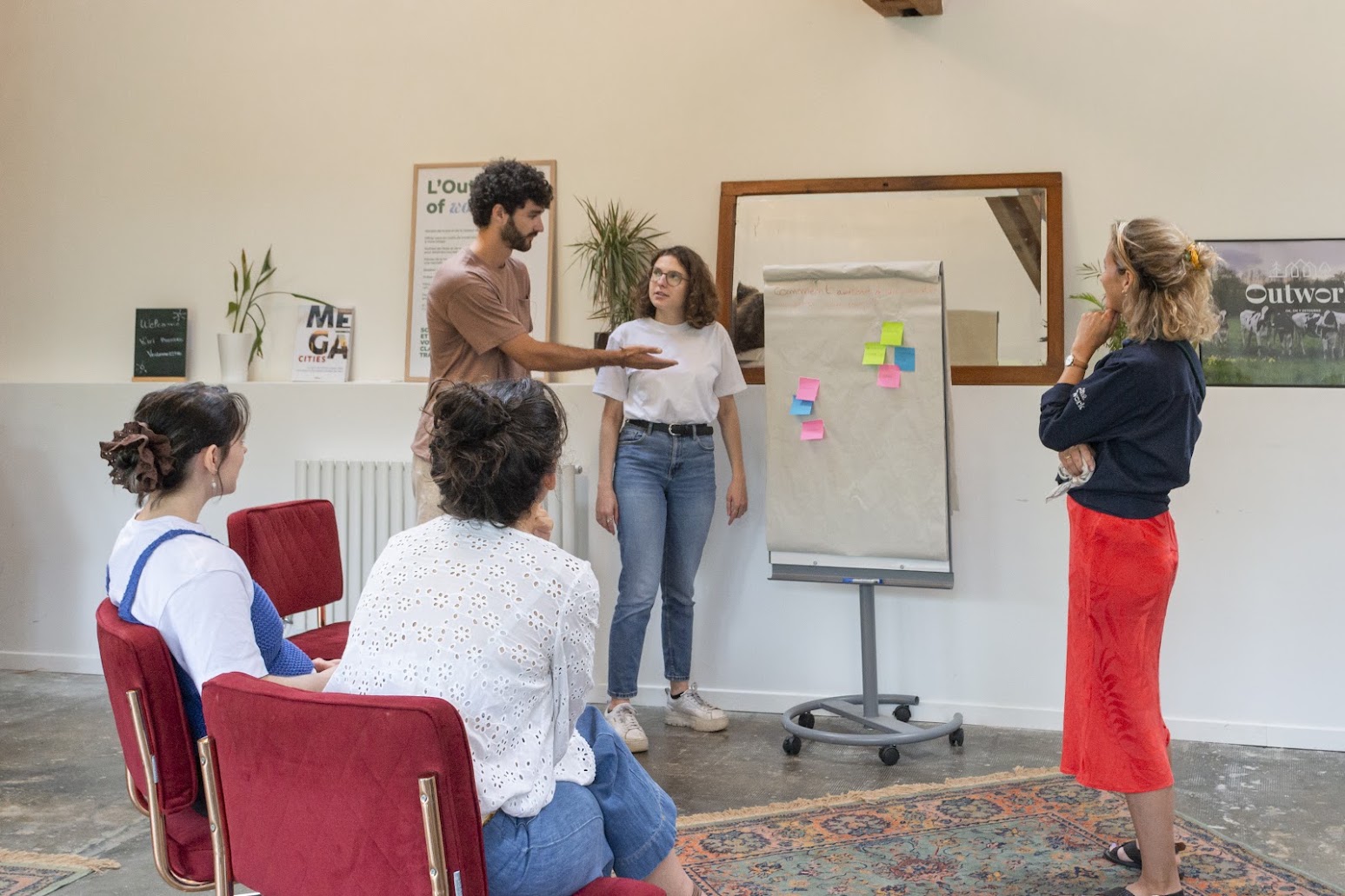 Une équipe échange avec ses Complices autour d’un paperboard pendant une retraite Outwork