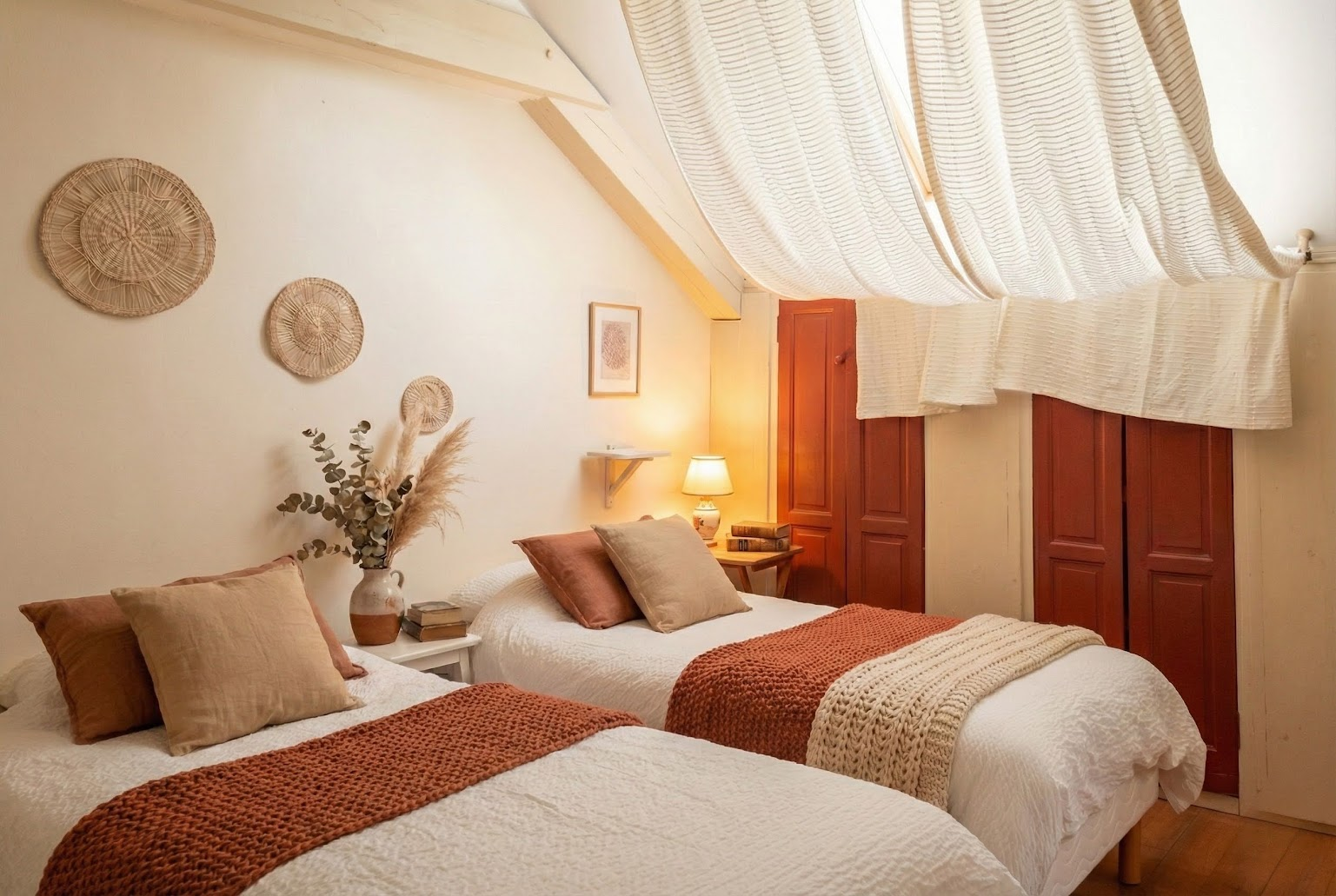 Une chambre de Verdonne sous les poutres