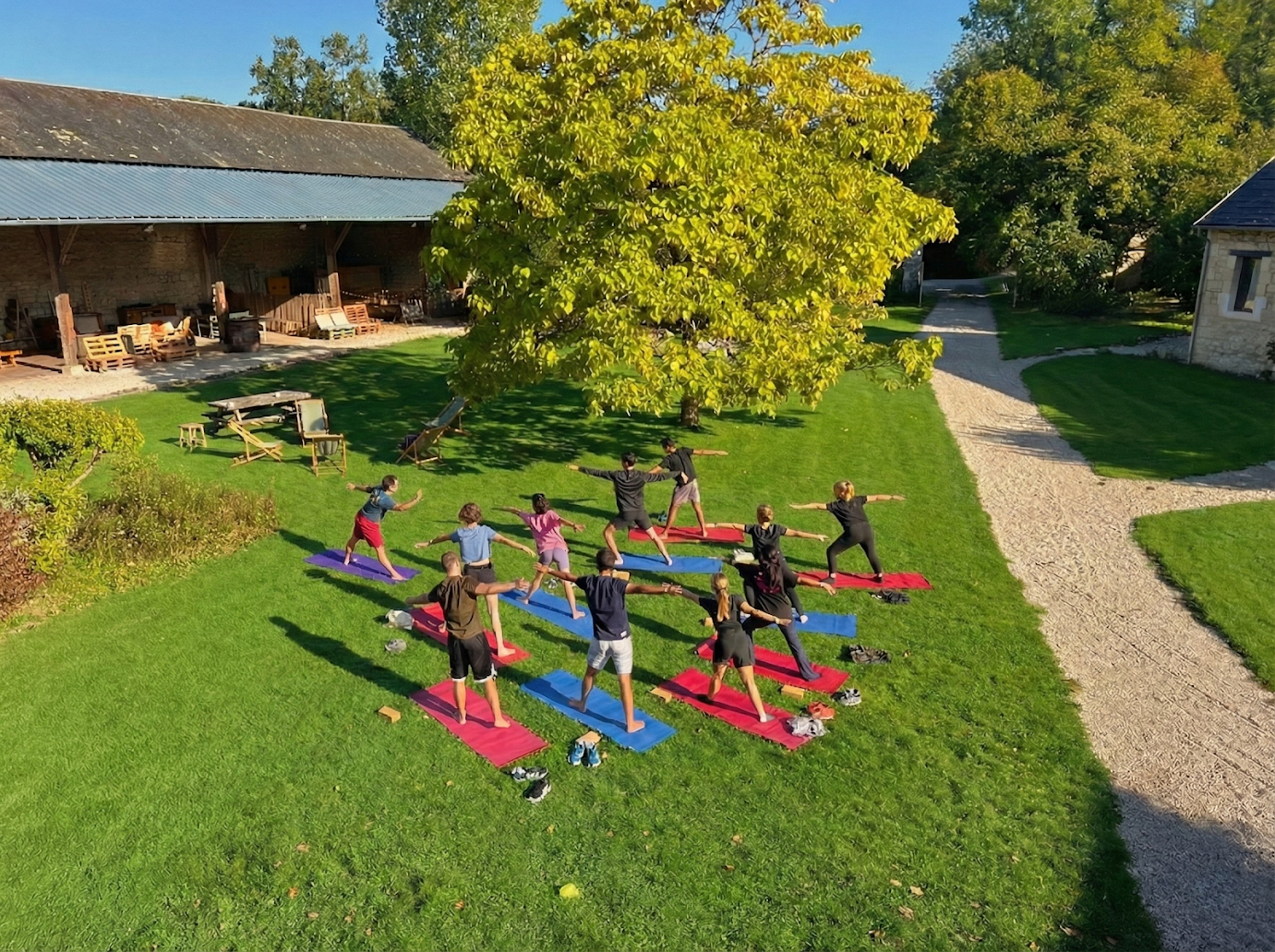 Un moment collectif dans le jardin de Verdonne