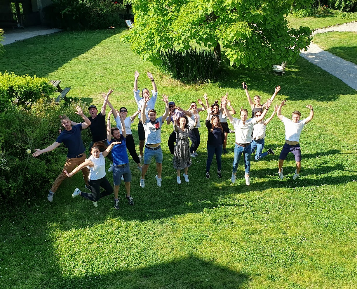 Le groupe Outwork saute dans le jardin pendant son séminaire