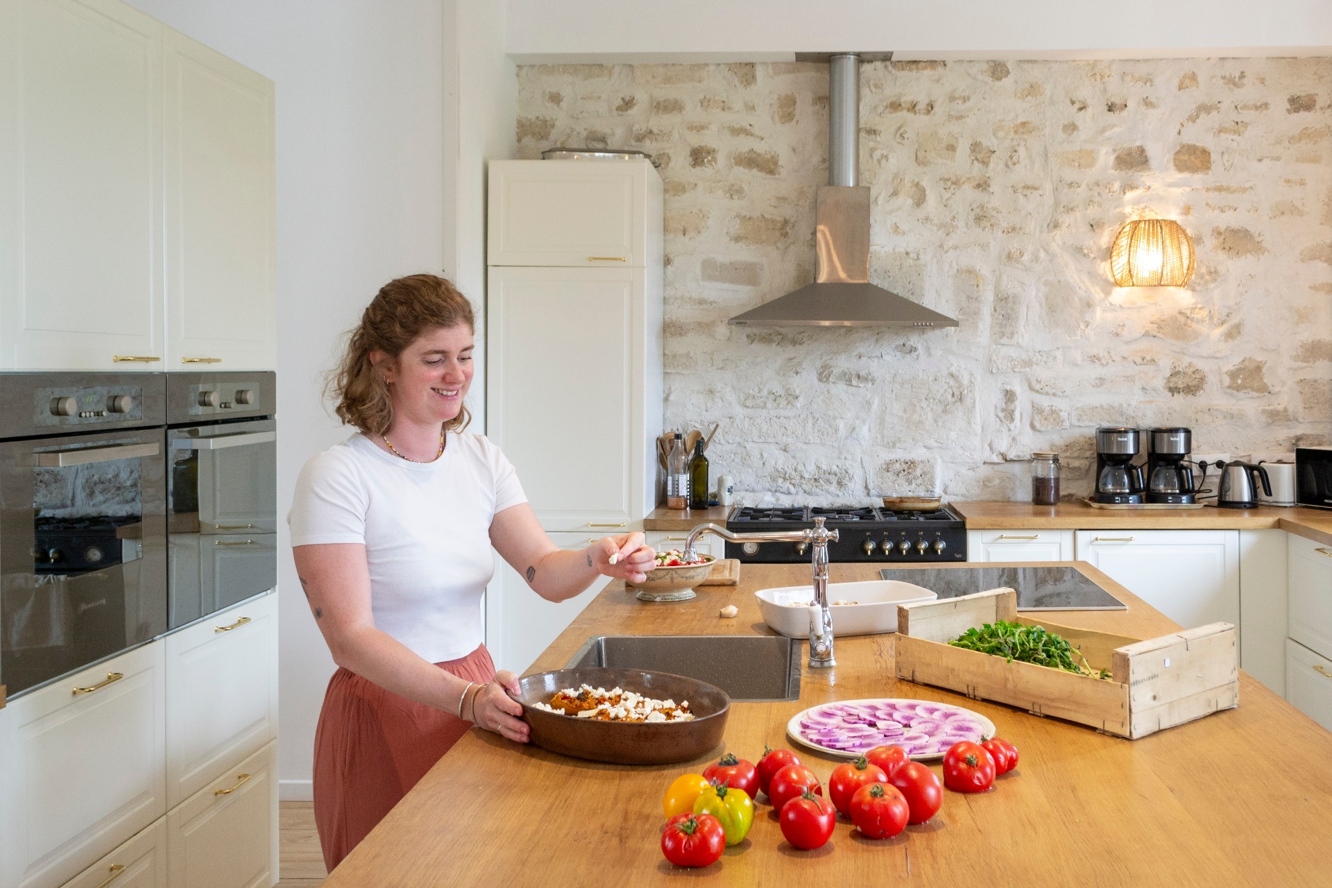 Hélène prépare un repas de saison dans la cuisine