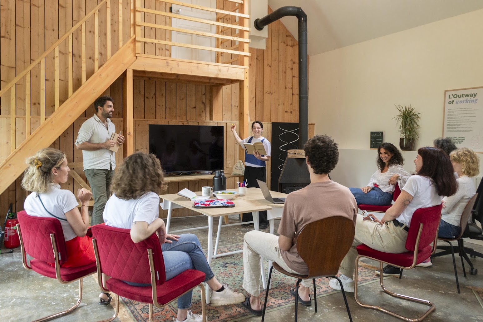 Une équipe réunie en atelier de travail avec les Complices Outwork