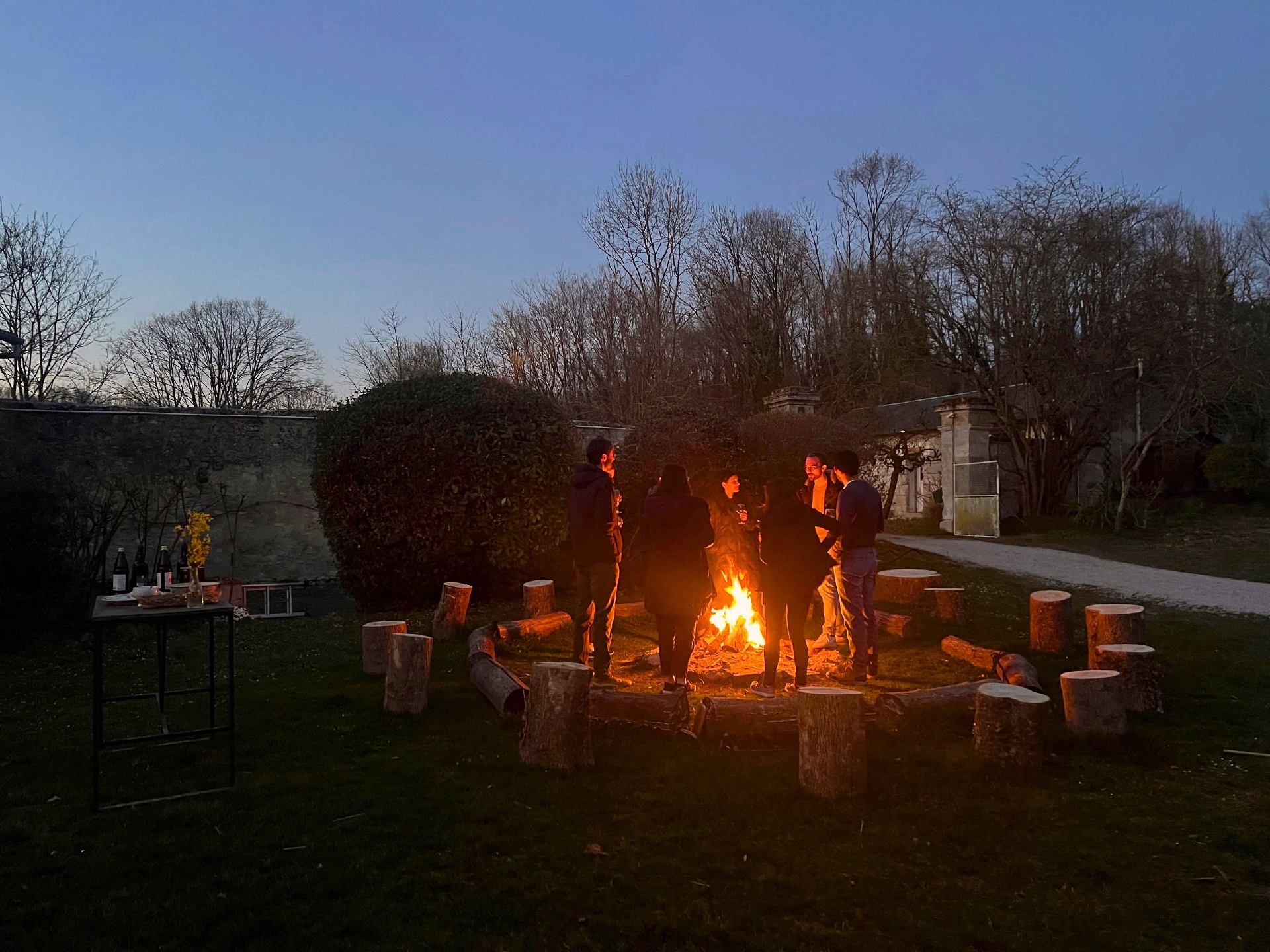 Le feu de camp à la nuit tombée